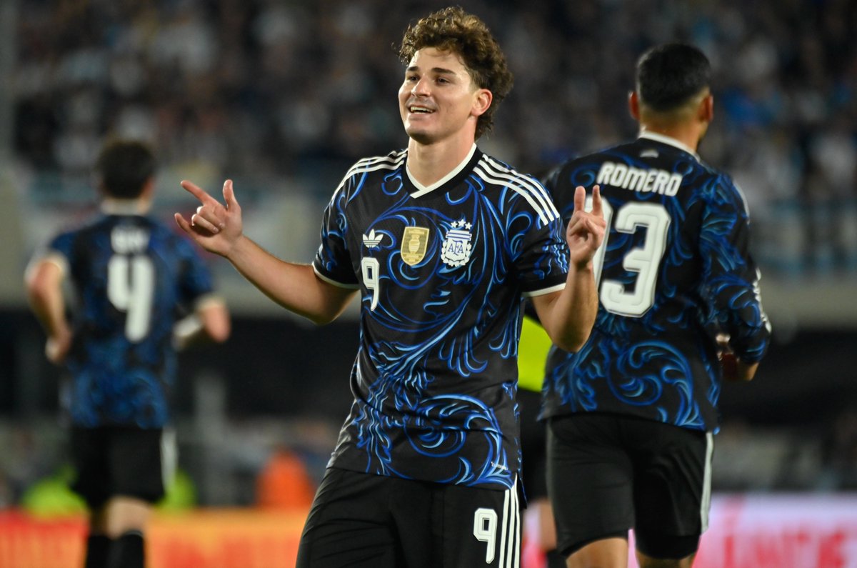 TyCSports's tweet photo. 🤟 LA ARAÑA VOLVIÓ A PICAR CON LA CAMISETA DE ARGENTINA 🕷️🕸️ https://t.co/MBZH7Xz5Et