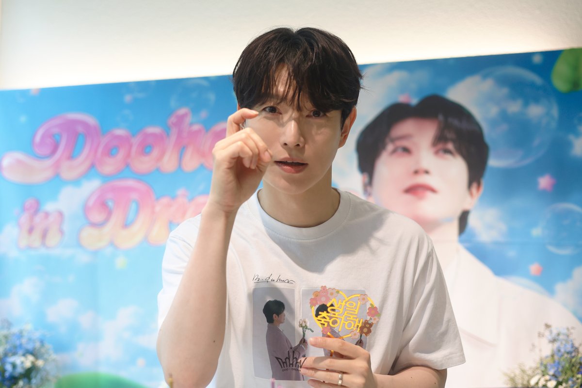 cafe_DooDream's tweet photo. [📸]

✨Doohoon in Dreams✨

「두훈님의 생카 방문기 | 두:드림 POST #01」
“ 나 지금.. 꿈꾸고 있니? ”

https://t.co/GbWVERT6s4

#Doohoon_in_Dreams
#배두훈 #BAEDOOHOON #Forestella https://t.co/val7egNVsM