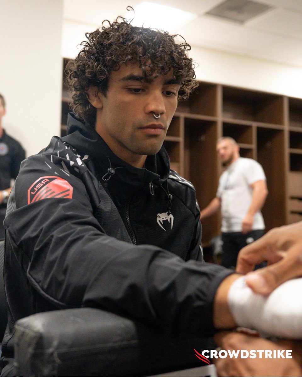Wrapped for the moment 😤

#UFC332 | B2YB: @​CrowdStrike 
 [📷](https://pbs.twimg.com/media/HTv4rvIbMAAE-hl.jpg) [📷](https://pbs.twimg.com/media/HTv4rvHbEAASSk