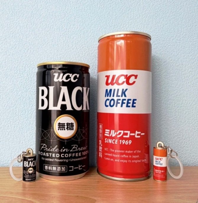 k42wKKihKBGTvXv's tweet photo. 世代を超えて愛されているUCCのコーヒー製品が、実物の1/10サイズの「めじるしガチャマスコット」になりました。

「上島珈琲店 銅マグ」は、なかのアイスコーヒーもリアルに再現。傘やペットボトルなどにつければ、マーカーとしても使えます。本体サイズは約2.5～3cm。

#最新情報　#カプセルトイ https://t.co/V8zVC7QiAN