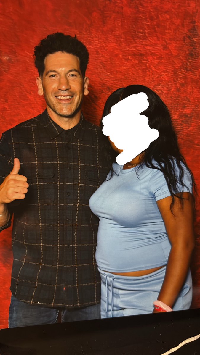 DollForBernthal's tweet photo. So guys it was amazing, he was so sweet and he introduced himself like “hi mama I’m Jon, thanks for coming sweetheart” then for the autograph I thanked him for doing this cause ik it’s been a tiring day and he said “I appreciate you so much baby, thank you” WOOOOOOOO+ https://t.co/pFiX4FcXRm