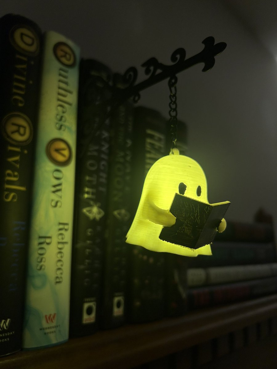 freelysteph's tweet photo. new addition to the bookshelf 👻 https://t.co/84g9iioMip