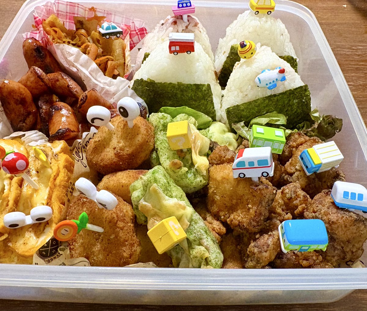 mayazinbu's tweet photo. 料理担当ワイ💁‍♀️
飾りつけ担当息子👦

ピック差しすぎだけどｗｗ https://t.co/9MOOkWbcLD