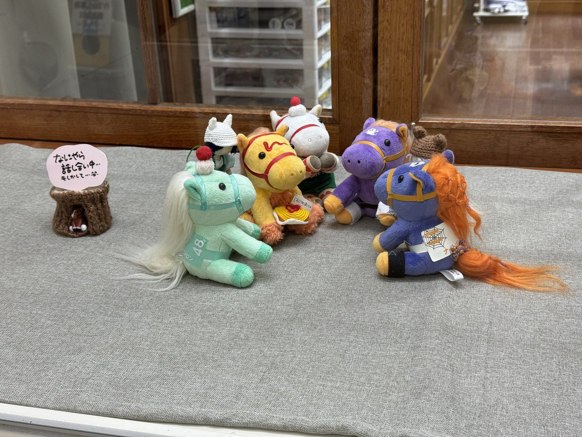 vincemacmahojr's tweet photo. 福島競馬場名物ターフィーショップ前展示、カラフルなアイドルホースたちが何やら話し合い中でした https://t.co/FmRnY9pDgx