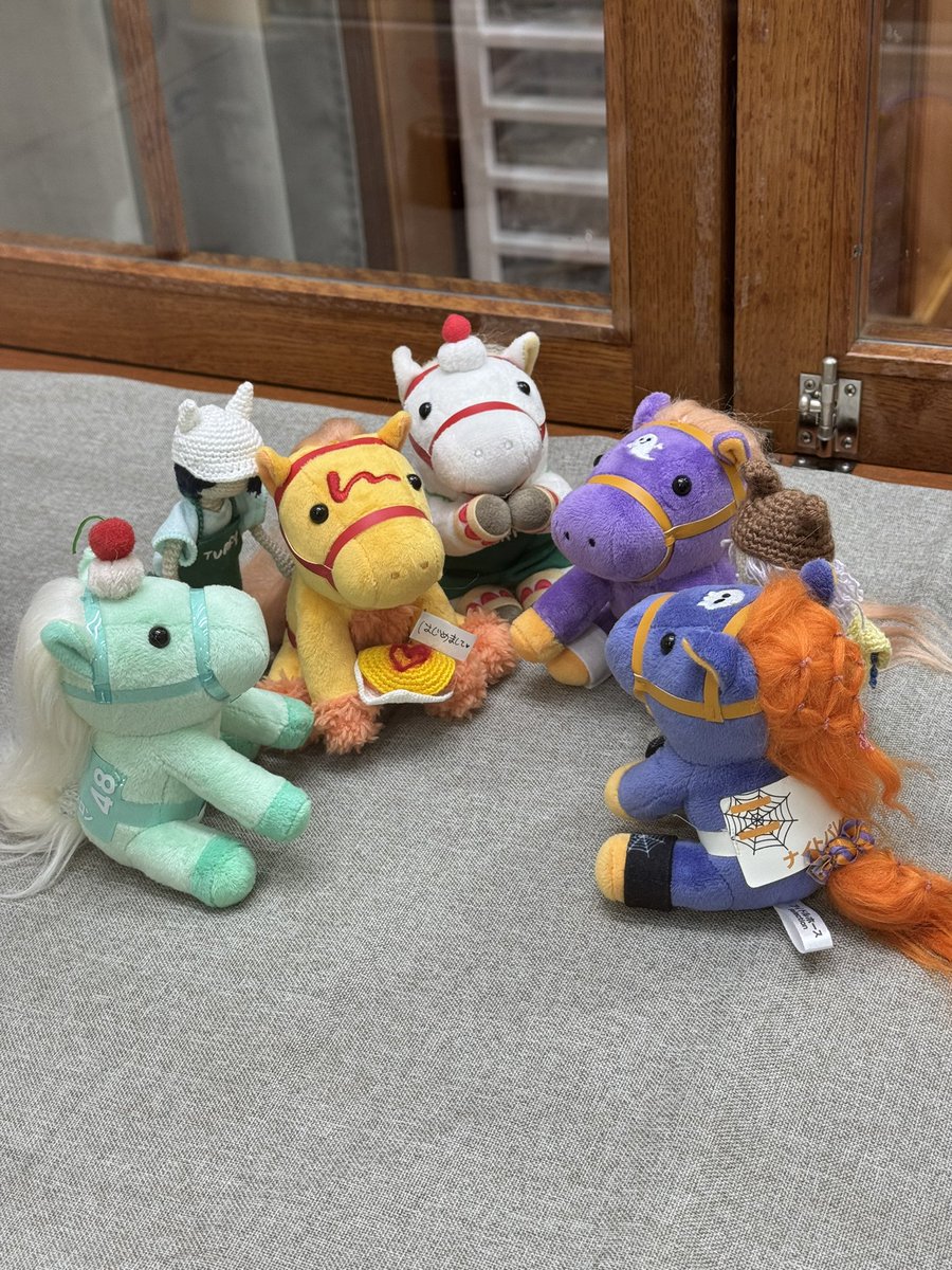 vincemacmahojr's tweet photo. 福島競馬場名物ターフィーショップ前展示、カラフルなアイドルホースたちが何やら話し合い中でした https://t.co/FmRnY9pDgx