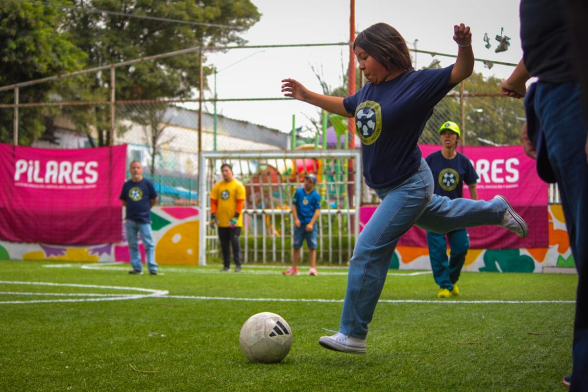 CdmxPilares's tweet photo. ⚽ ¡En #PILARES, la cancha nos encuentra y el balón nos une!
Así vivimos un encuentro de Futbol Sin Barreras en las canchas de #PILARES Richard Wagner, donde el deporte se convirtió en un espacio para convivir, compartir y disfrutar en comunidad. 🫂⚽🔥
En la cancha se enfrentaron el Equipo de Futbol Incluyente “Comunidad y Pasión” y el Equipo de Niñas y Niños Migrantes de #PILARES Richard Wagner, demostrando que cuando jugamos juntas y juntos, las diferencias también se convierten en una oportunidad para conocernos y crear nuevos vínculos.
En #PILARES impulsamos el deporte como una herramienta para fortalecer la convivencia, generar redes y construir comunidades donde todas y todos tengan un lugar en la cancha.
⚽🔥 ¡En #PILARES, el deporte nos une!