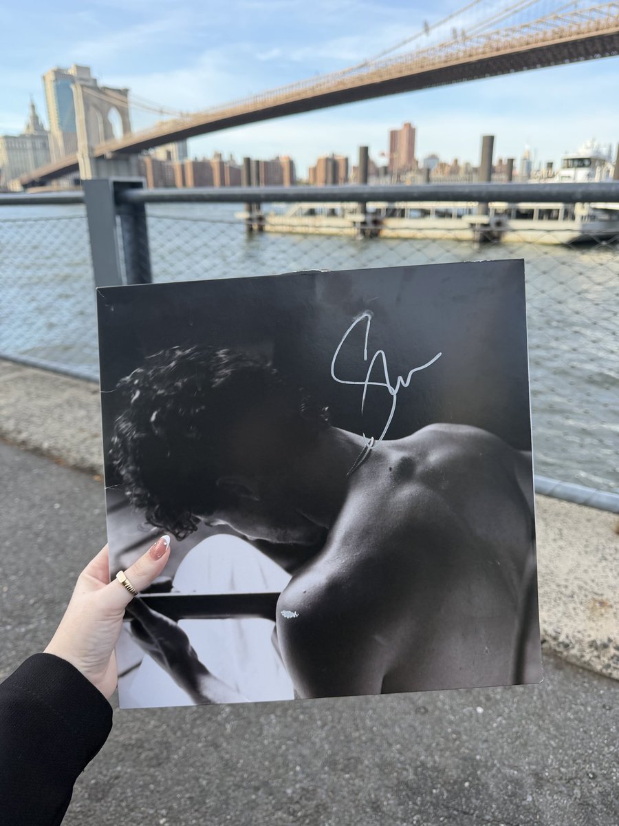 ShawnFansRaya's tweet photo. this should've been the main album cover of shawn https://t.co/bZWEekxG11
