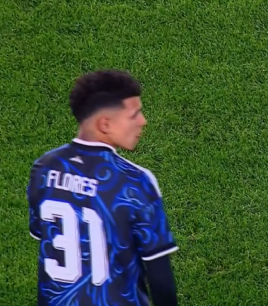 AlejoSerafino's tweet photo. Dato totalmente random e innecesario: Leo Flores es el PRIMER FUTBOLISTA EN TODA LA HISTORIA DEL FÚTBOL en jugar en La Bombonera y en El Monumental en un lapso menor a 24 horas.

Ayer, a las 23:23 h, marcaba el tercero de Boca. Hoy, 22:10, ingresó a la cancha de River.

Locura. https://t.co/EbX8Z74Rxl