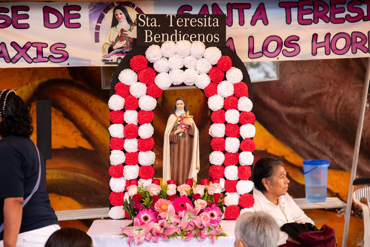 PedroHacesL's tweet photo. ¡CELEBRANDO A SANTA TERESITA DESDE MESA LOS HORNOS! 🙏🐓

Acompañé a las familias de Mesa los Hornos en su fiesta patronal. Gracias a los vecinos por recibirme con tanto cariño. 

Amor con amor se paga. ❤️🐓

¡Ánimo! 🫶

#TúHacesTlalpan #PedroHacesLago https://t.co/ZkL2Nq7J2i