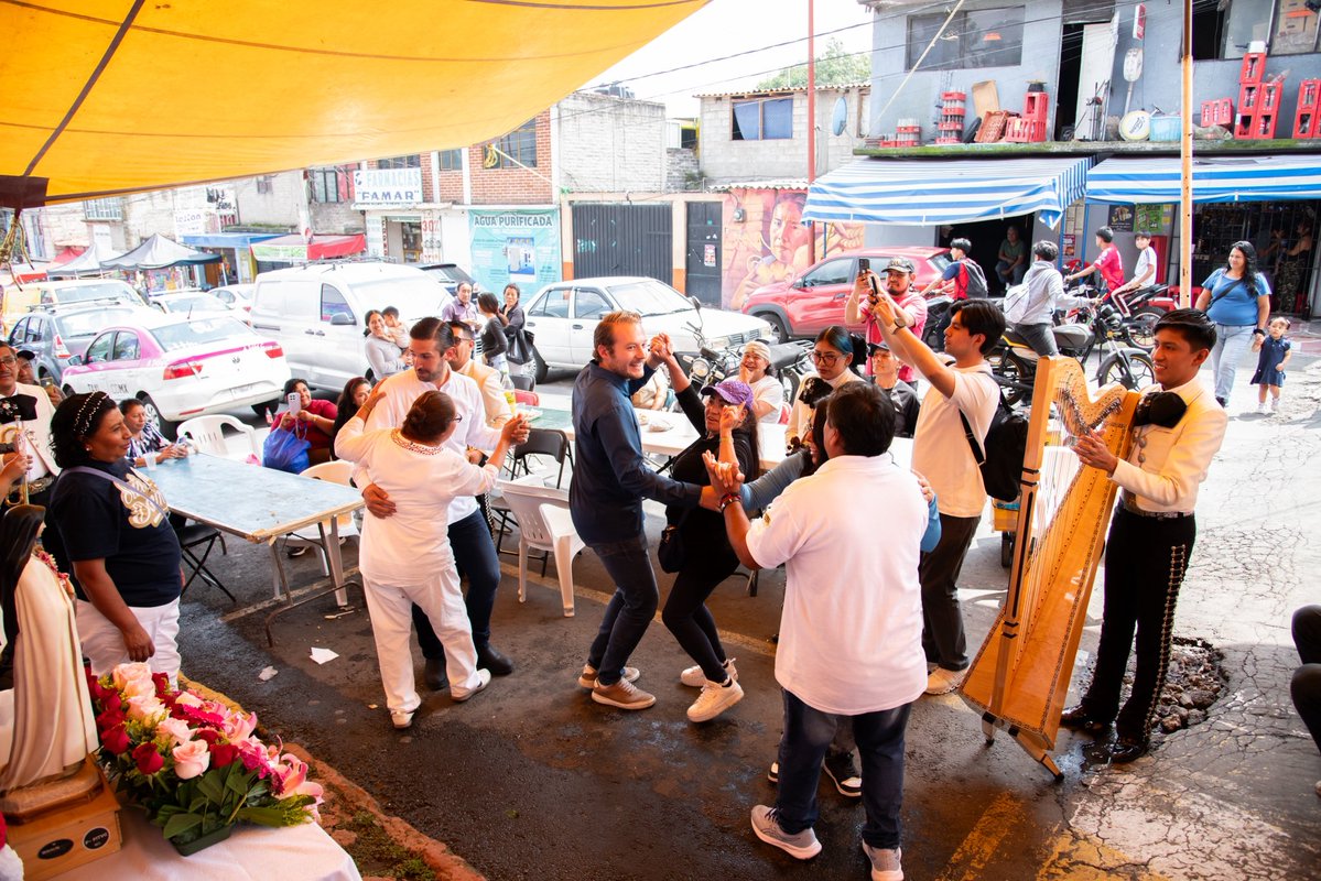 PedroHacesL's tweet photo. ¡CELEBRANDO A SANTA TERESITA DESDE MESA LOS HORNOS! 🙏🐓

Acompañé a las familias de Mesa los Hornos en su fiesta patronal. Gracias a los vecinos por recibirme con tanto cariño. 

Amor con amor se paga. ❤️🐓

¡Ánimo! 🫶

#TúHacesTlalpan #PedroHacesLago https://t.co/ZkL2Nq7J2i