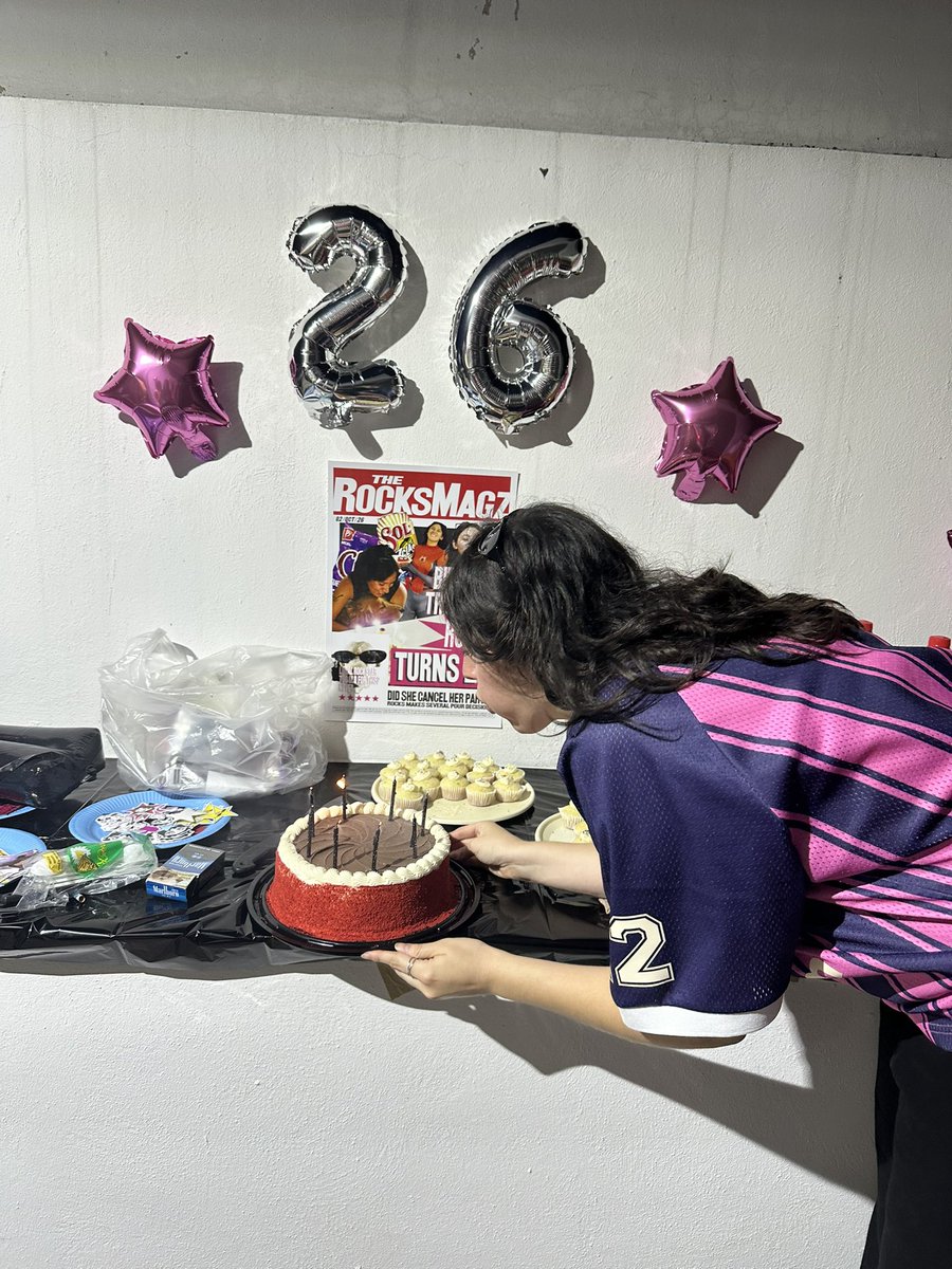 fullcowlynx's tweet photo. mi novia y mis amigas me organizaron una fiesta sorpresa con temática faisosera y hasta dieron freebies, neta me hicieron sentir como una estrella diría 5sos las amo tantoooooooo https://t.co/e7dbv2wDmW