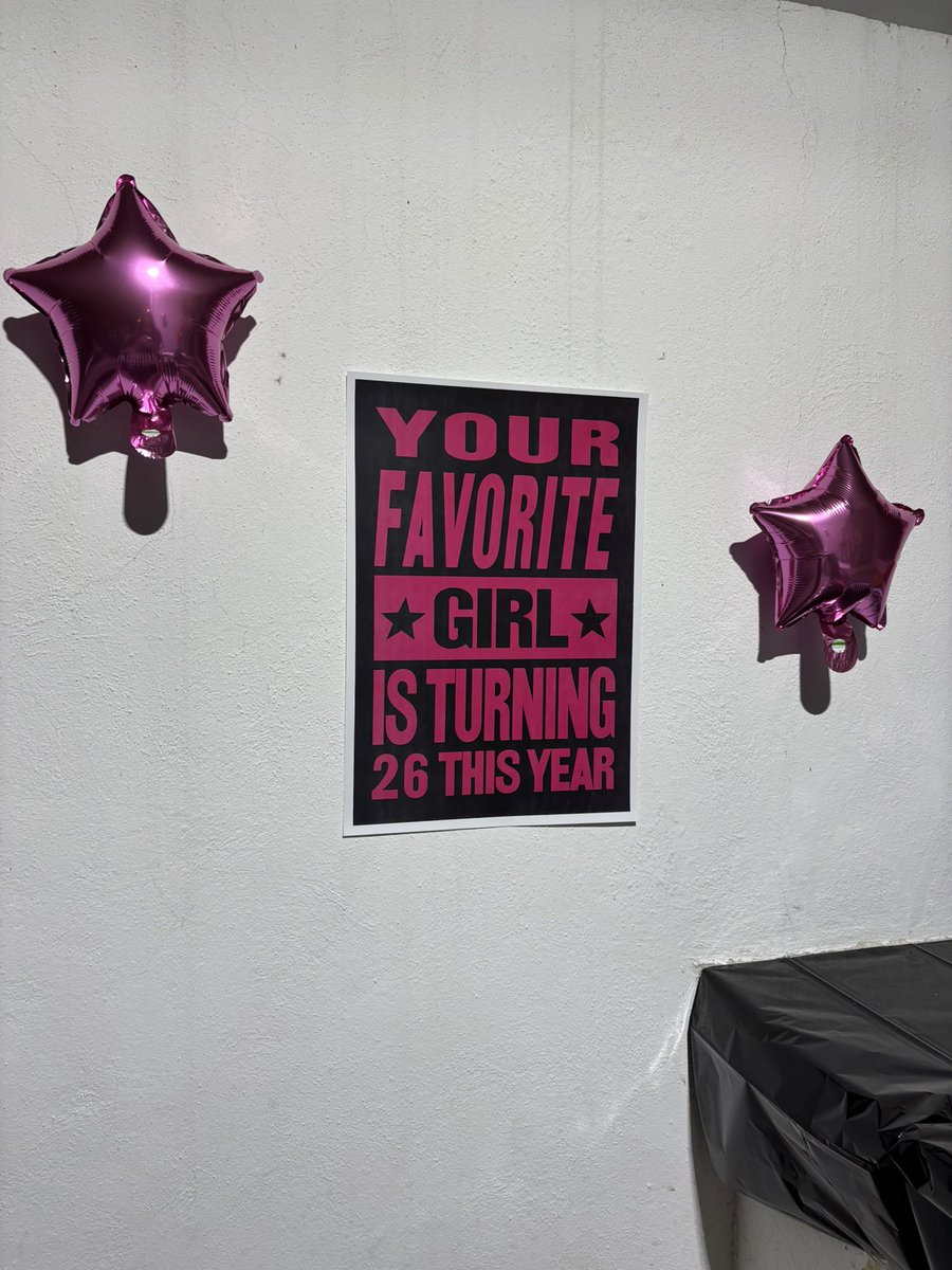 fullcowlynx's tweet photo. mi novia y mis amigas me organizaron una fiesta sorpresa con temática faisosera y hasta dieron freebies, neta me hicieron sentir como una estrella diría 5sos las amo tantoooooooo https://t.co/e7dbv2wDmW