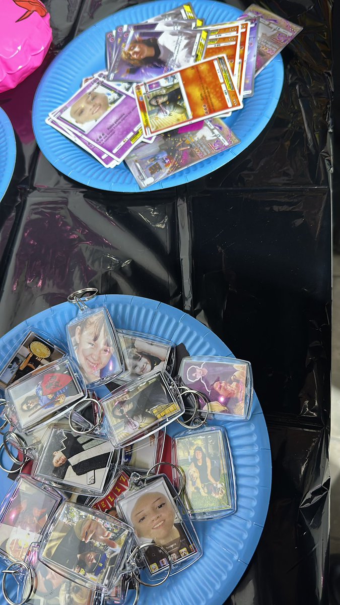 fullcowlynx's tweet photo. mi novia y mis amigas me organizaron una fiesta sorpresa con temática faisosera y hasta dieron freebies, neta me hicieron sentir como una estrella diría 5sos las amo tantoooooooo https://t.co/e7dbv2wDmW