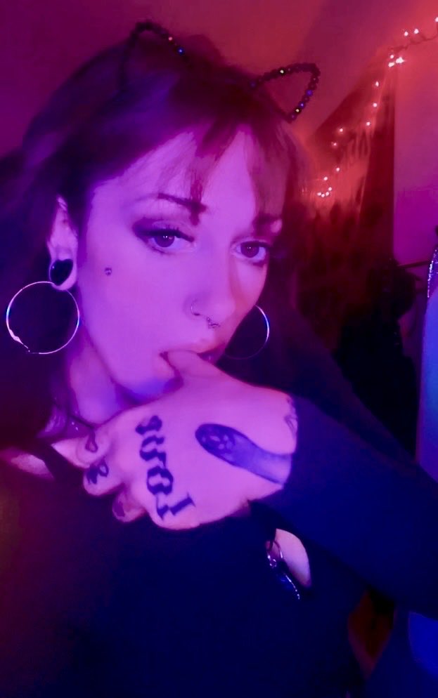 ItsLunaTheKat's tweet photo. Less than an hour til my live<3
First question or dare (depending on what it is), will be $4-$10 depending on what it is. That will b the admission for me to engage with you!<3 payments taken on twitter x or venmo/throne! Look forward to seeing who comes to this wild ride…. https://t.co/W0oMsIkRtI