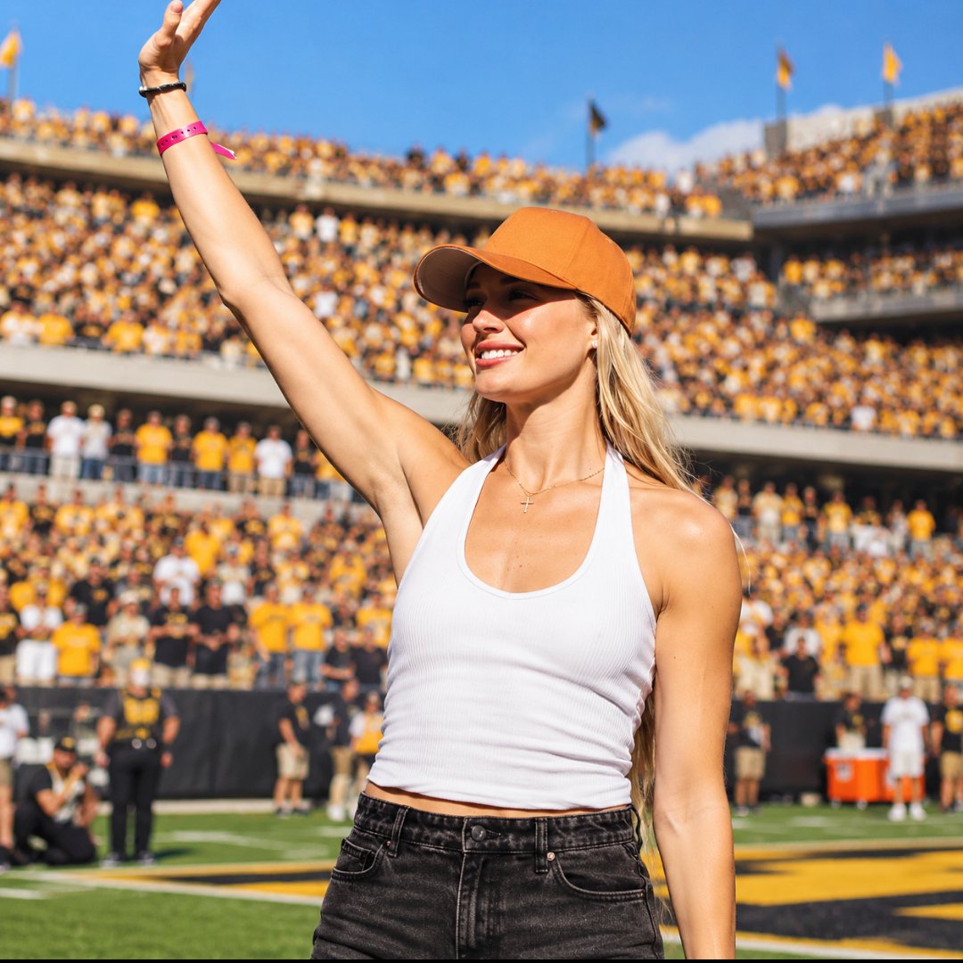 Luna_4w's tweet photo. Sophie Cunningham is back in Columbia! 🐯 The Mizzou legend received a standing ovation at Faurot Field after making history as the first female athlete inducted into the Mizzou Hall of Fame.

Did you catch her at the game? MIZ! 💛 https://t.co/oHsYbKbIx6
