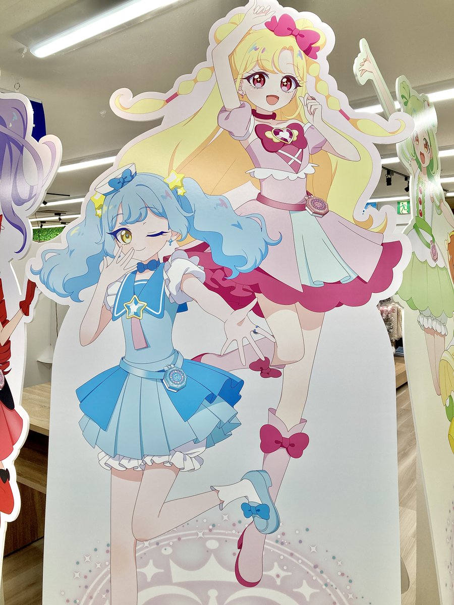 animega_ykhm's tweet photo. 【🎀＃アイプリショップ 情報🎀】

アイプリショップ横浜店に
＃おねがいアイプリ の等身大パネルが登場しました💕

≪アニメガコーナー横のフォトパネルスペース≫にて展示中です✨✨

📷写真撮影OKです😉
お近くにお越しの際はぜひご覧ください❣️

＃いのり ＃あおい #ぐみ ＃おりびあ ＃なな #エマ https://t.co/KmRnsmS4fh
