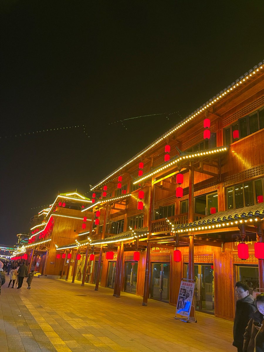 gwongibeom20's tweet photo. [The warm 滋漳 flame 次 burns bright, lighting up small town nights!]， https://t.co/wWlZC1vJzZ