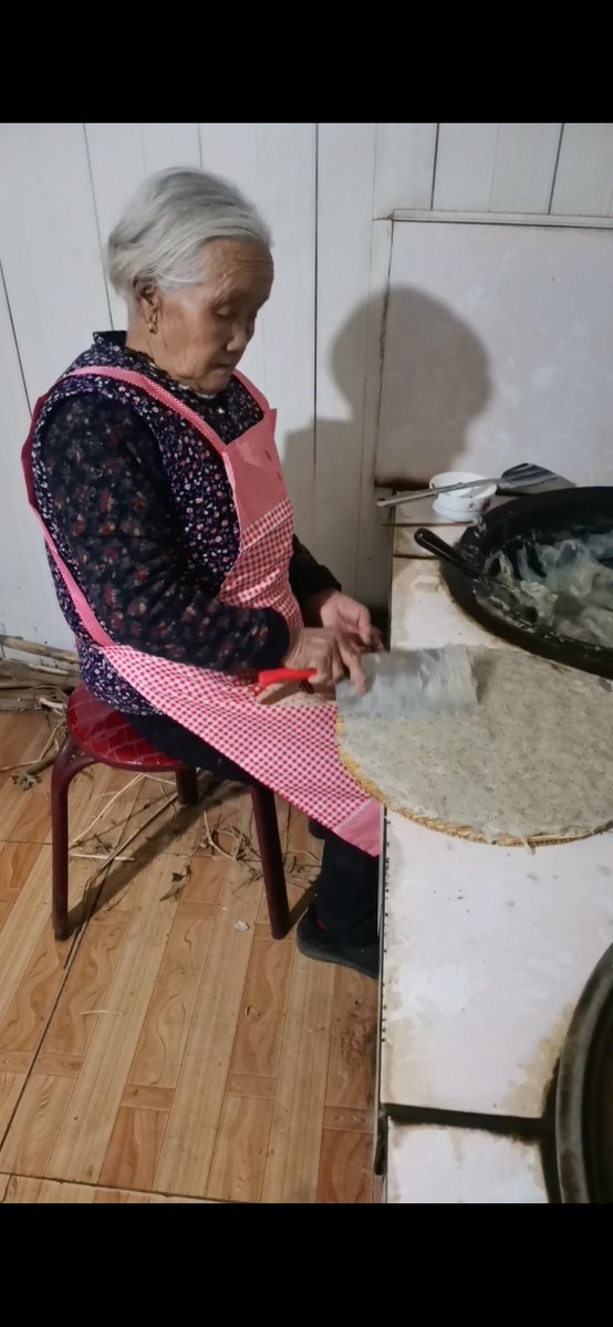 AnalogWayf9xj8's tweet photo. It's amazing to see the old man working happily with his tools, his skill really impresses me! https://t.co/XOjWeHngRR