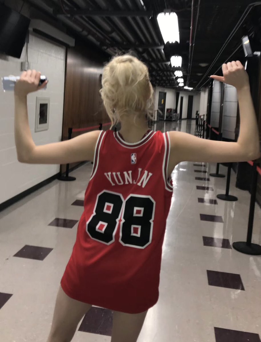 sunloverhuh's tweet photo. WE GOT LAKERS YUNJIN 2.0 THIS TIME WITH THE CHICAGO BULLS OMFG https://t.co/Uxwt7f6HIq
