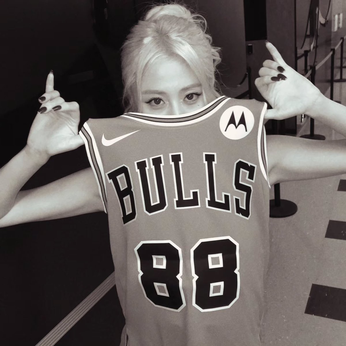sunloverhuh's tweet photo. WE GOT LAKERS YUNJIN 2.0 THIS TIME WITH THE CHICAGO BULLS OMFG https://t.co/Uxwt7f6HIq