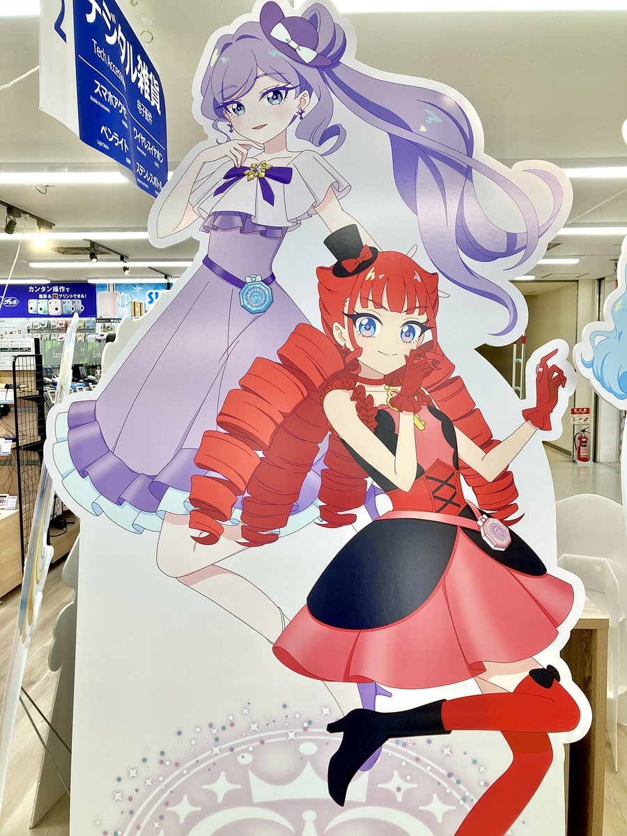 animega_ykhm's tweet photo. 【🎀＃アイプリショップ 情報🎀】

アイプリショップ横浜店に
＃おねがいアイプリ の等身大パネルが登場しました💕

≪アニメガコーナー横のフォトパネルスペース≫にて展示中です✨✨

📷写真撮影OKです😉
お近くにお越しの際はぜひご覧ください❣️

＃いのり ＃あおい #ぐみ ＃おりびあ ＃なな #エマ https://t.co/KmRnsmS4fh