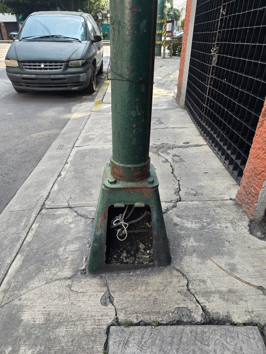 Kathery02725728's tweet photo. 🚨 URGENTE | En Ciudad de los Deportes ya contabilizamos 20 postes afectados por robo de cableado de alumbrado público. ⚠️

Solicitamos atención inmediata de @BJAlcaldia, @SSC_CDMX y @GobCDMX. Se acercan conciertos y nuestra colonia no puede estar a oscuras.
#CiudadDeLosDeportes https://t.co/ubEmWSILOJ