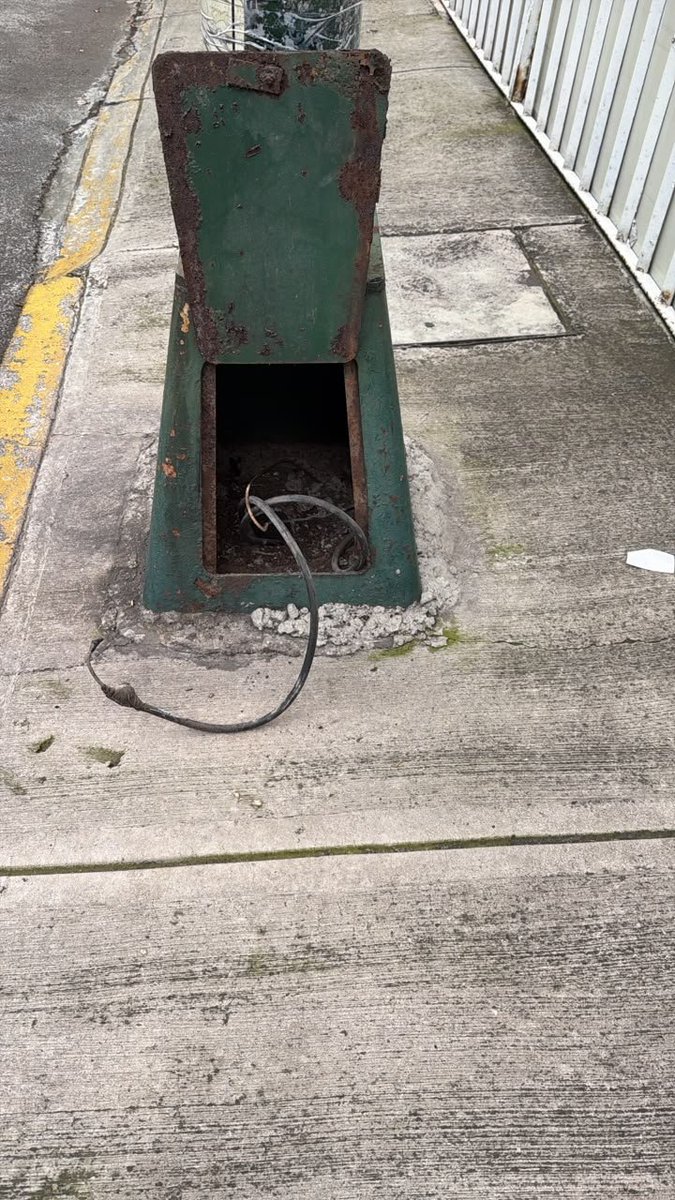 Kathery02725728's tweet photo. 🚨 URGENTE | En Ciudad de los Deportes ya contabilizamos 20 postes afectados por robo de cableado de alumbrado público. ⚠️

Solicitamos atención inmediata de @BJAlcaldia, @SSC_CDMX y @GobCDMX. Se acercan conciertos y nuestra colonia no puede estar a oscuras.
#CiudadDeLosDeportes https://t.co/ubEmWSILOJ