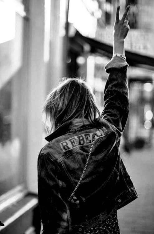 fenixofrock's tweet photo. Às vezes eu falo com a vida
Às vezes é ela quem diz
Qual a paz que eu não quero conservar
Pra tentar ser feliz?
A minha alma tá armada e apontada
Para a cara do sossego!
(Sêgo! Sêgo! Sêgo! Sêgo!)
Pois paz sem voz, paz sem voz
Não é paz é medo...
#ORappa https://t.co/JptMwv1QKK