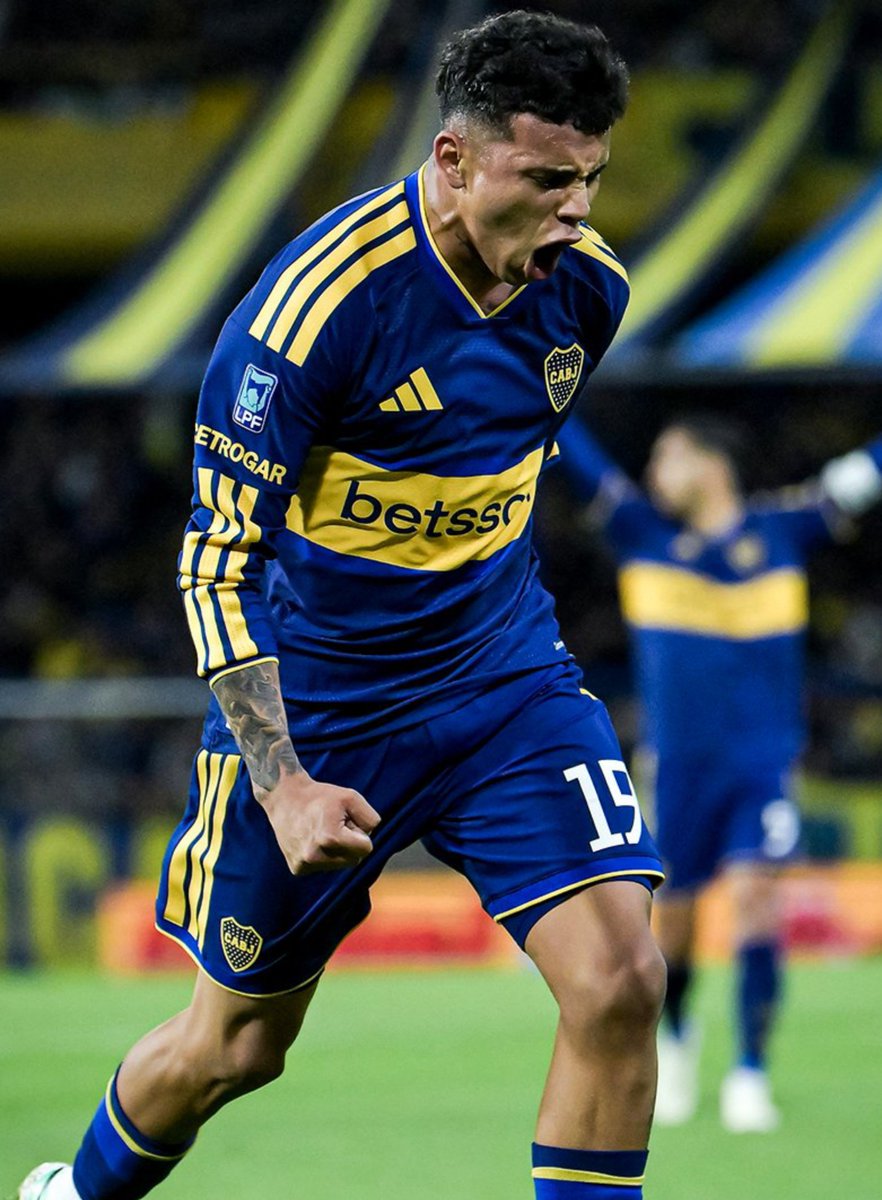 AlejoSerafino's tweet photo. Dato totalmente random e innecesario: Leo Flores es el PRIMER FUTBOLISTA EN TODA LA HISTORIA DEL FÚTBOL en jugar en La Bombonera y en El Monumental en un lapso menor a 24 horas.

Ayer, a las 23:23 h, marcaba el tercero de Boca. Hoy, 22:10, ingresó a la cancha de River.

Locura. https://t.co/EbX8Z74Rxl