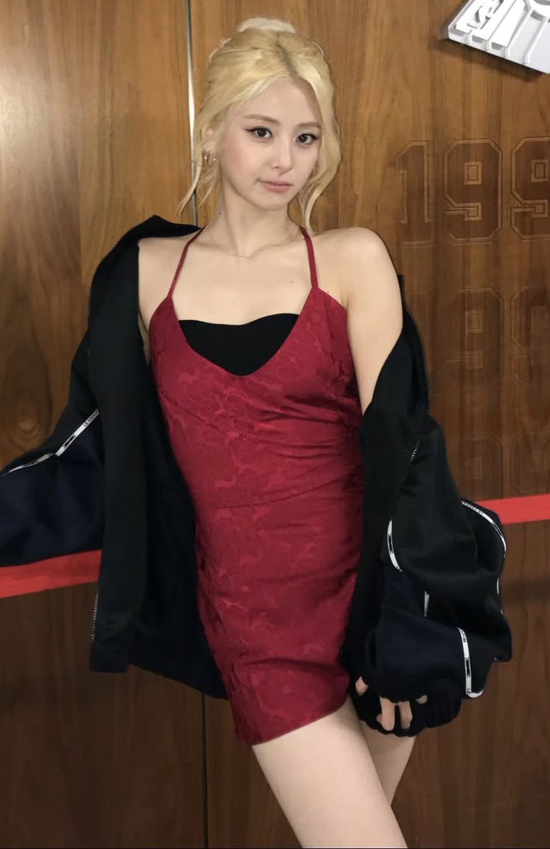 sunloverhuh's tweet photo. YUNJIN PLEASE WEAR RED MORE OFTEN OMG https://t.co/FyqNj2BeeV