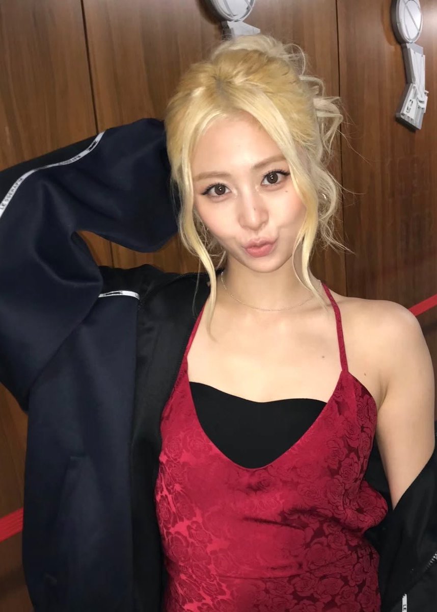 sunloverhuh's tweet photo. YUNJIN PLEASE WEAR RED MORE OFTEN OMG https://t.co/FyqNj2BeeV