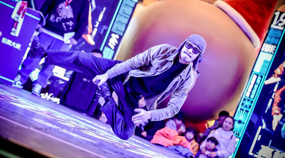 bagjaeh41398656's tweet photo. When street dance meets hip-hop vibe, the dj pulls off a cool move that makes the crowd拘拥迪抠 to cheer! https://t.co/ZBI2wY3653