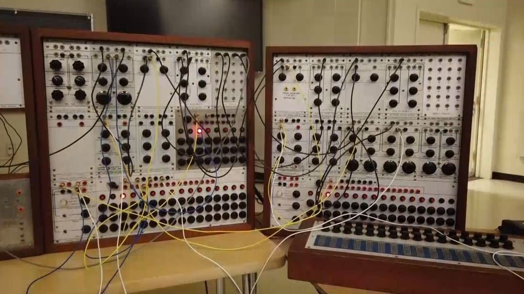 jamessmiths07's tweet photo. Ever feel like music sends you on a trip?
That's exactly what happened toa synth technician who was working on a synth donated by the grateful ddead.

He noticed a white sustance on the knobs which he scraped off--LSD added by the sounnd engineer an acid chemist opsley stanley. https://t.co/nUgqbVITcX