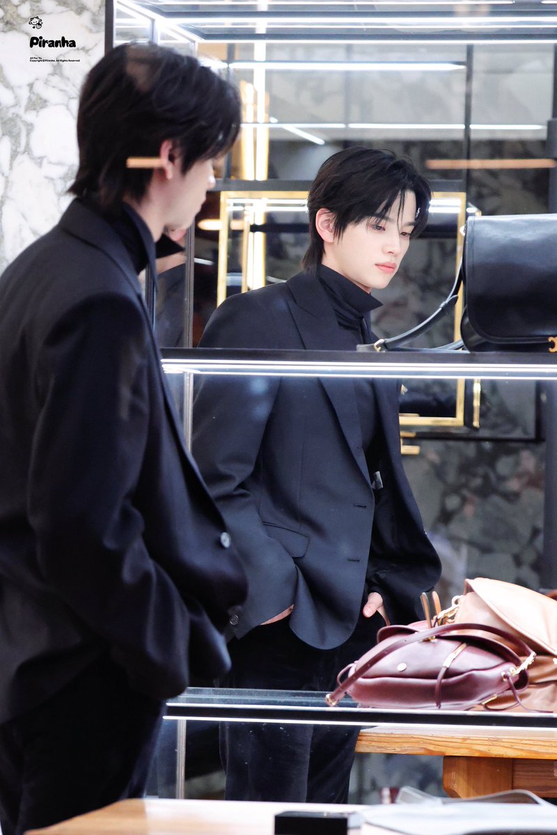 namterum's tweet photo. no wonder people keep saying nitdo look like twins.. liat aja foto kayuy ini, gimana ceritanya dia jadi keliatan kayak ddoi di foto padahal jelas jelas di cermin itu bayangan kk 😭😭 https://t.co/2O74odlD6E