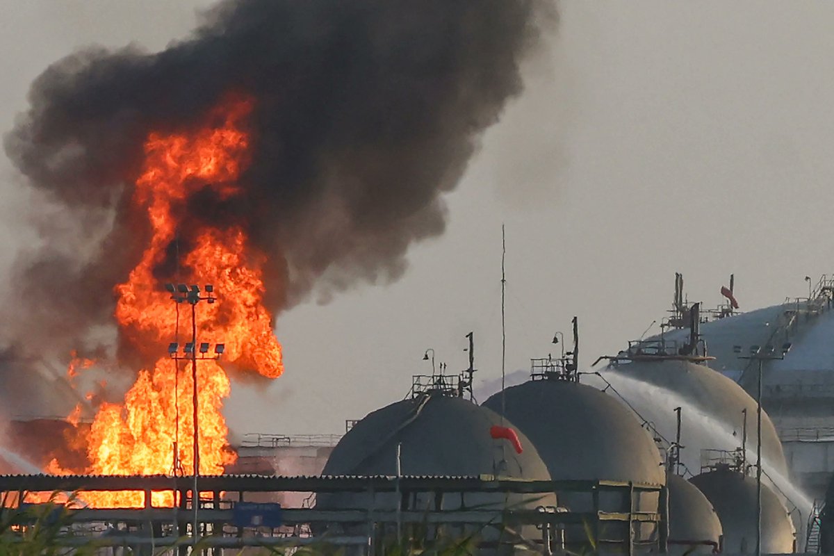 AJEnglish's tweet photo. Yemen’s Houthis have claimed an attack on the Aramco refinery, a major oil facility in Saudi Arabia.

The claim came after flames were seen rising from the refinery on Saturday, and firefighters tackled the blaze.

🔴 LIVE updates: https://t.co/K2o8zvY8Hh https://t.co/hkzhDEOKTn