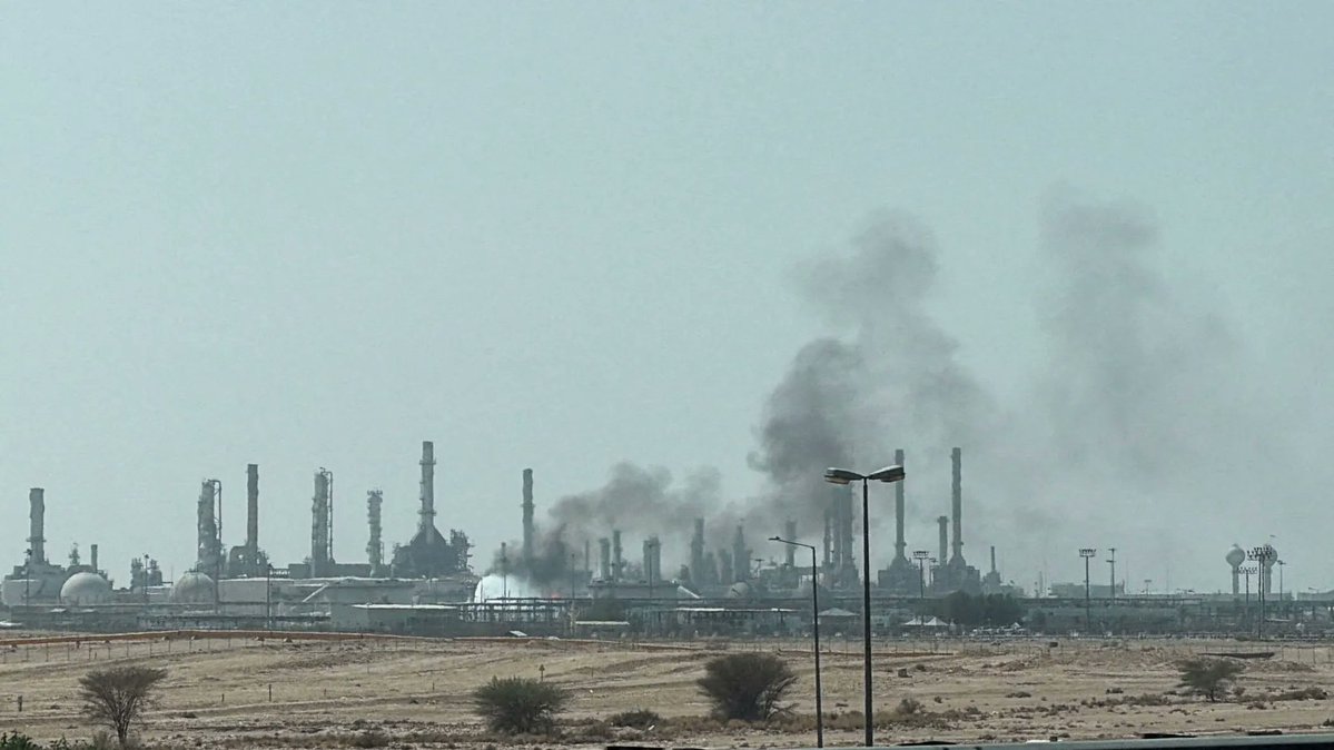 AJEnglish's tweet photo. Yemen’s Houthis have claimed an attack on the Aramco refinery, a major oil facility in Saudi Arabia.

The claim came after flames were seen rising from the refinery on Saturday, and firefighters tackled the blaze.

🔴 LIVE updates: https://t.co/K2o8zvY8Hh https://t.co/hkzhDEOKTn