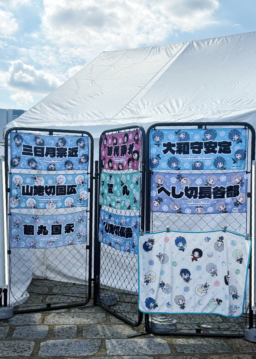 kira_0113's tweet photo. タオルかわいい みんな2頭身ながらも優雅にスケーティングしてるけどまんばちゃんだけムンッて感じの仁王立ちで𝒸𝓊𝓉𝑒 https://t.co/lAKsnf7vzv