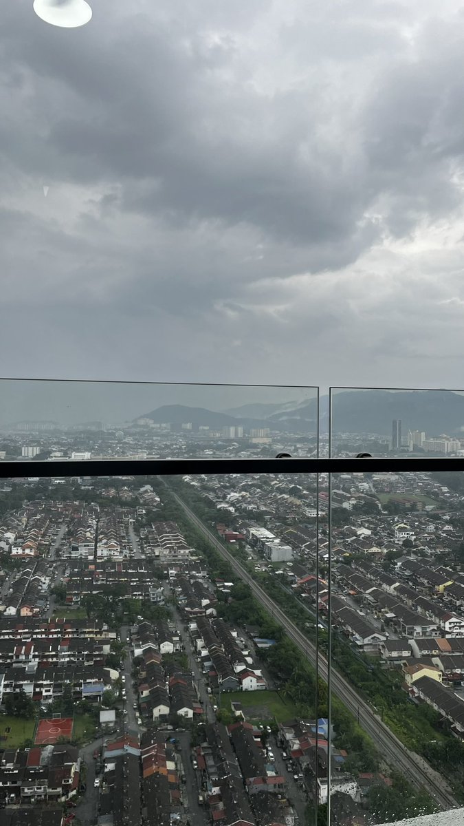 BlvkShu's tweet photo. ngl my trip to KL was so good bcs i got to hookup with this ridiculously attractive guy, he might actually be my type bcs i couldn’t stop looking at him🤣 also he knew exactly what he was doing lol first time kene rim and damn i was not prepared for how good it felt sedap gila 😭 https://t.co/N6CIrJu4mO