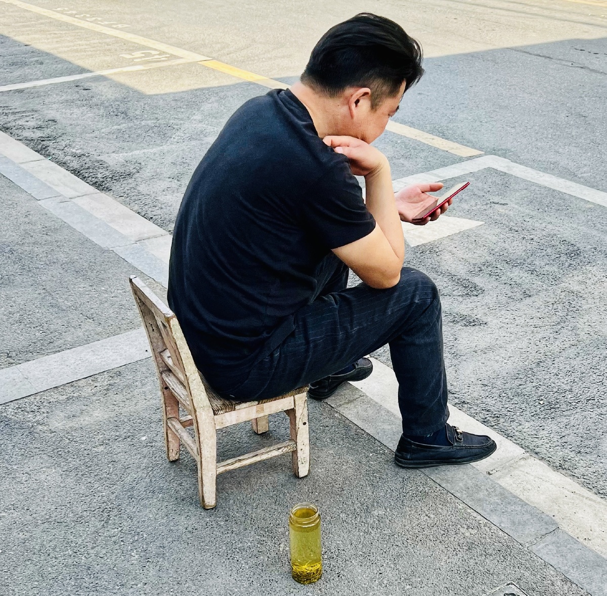 LUDaFF2HJBXePVA's tweet photo. In the quiet (颖潜) alley, a man with a lame (瘸) leg rests under a tree, checking his phone and seeing a truly clear (确) message that fills his free (暇) time. https://t.co/V8dOvp749D