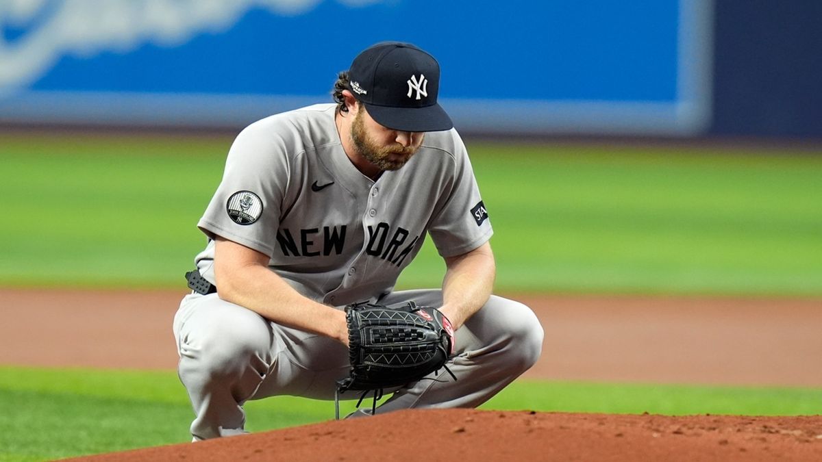 ABC7NY's tweet photo. Yankees get one hit, drop Game 1 of ALDS to Rays https://t.co/AbntMEPbX2 https://t.co/yxuSf054P4