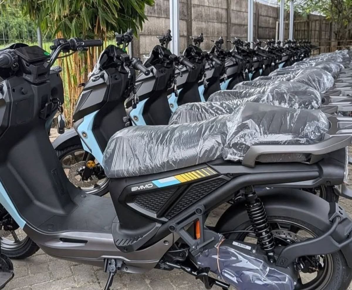 regar_op0sisi's tweet photo. Program MBG bukan bertujuan untuk meningkatkan gizi anak,melainkan untuk bagi bagi jatah kepada pendukung dipilpres 2024 dan berharap didukung lagi di 2029.

Motor listrik yg ada hanya 2.117 unit tapi dilaporkan 21.800 unit. 
Gak tanggung tanggung korupsinya. 
21.800 - 2.117 = 19.683 unit x 60 juta/unit.
Hitunglah sendiri hasilnya korupsinya. 

Pemerintahan bangsat ini.