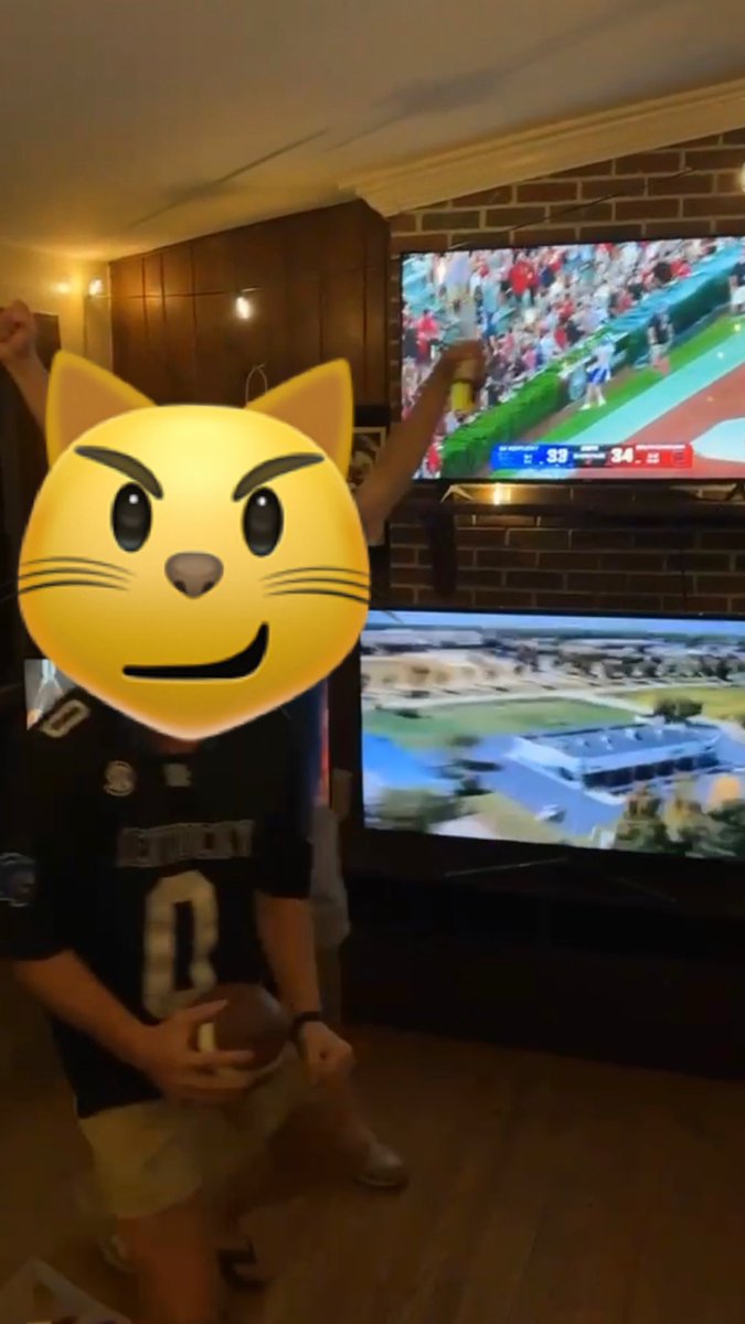 THROATMUSCLES's tweet photo. Off slightly with the score again but god damn it I would walk right into the strait of fucking Hormuz butt ass naked with nothing but a squirt gun if #WILLSTEIN wanted me to. Go fucking cats. #FEEDTHESTUDS #THROATMUSCLES https://t.co/FphMUwi8Gy