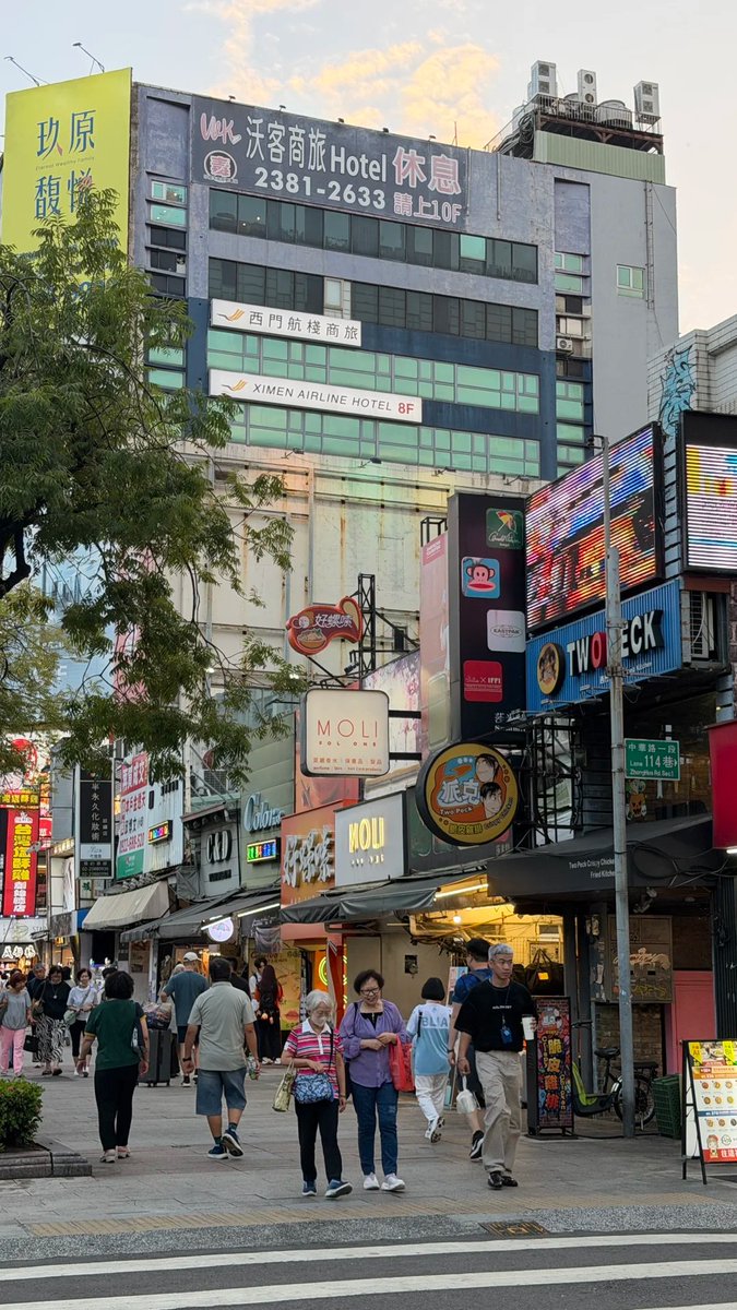 Althea_kuo's tweet photo. ただ街を歩くだけで、心が惹かれる景色に出会える。
この空気感こそ、何よりも旅の宝物だ。
#台北散歩 #暮らすように旅する #台湾 https://t.co/4TNCsmtDht