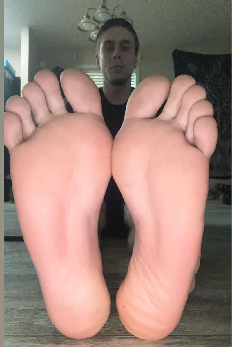 mellowfeet_'s tweet photo. Face Vs Feet https://t.co/acf2DaLCw4