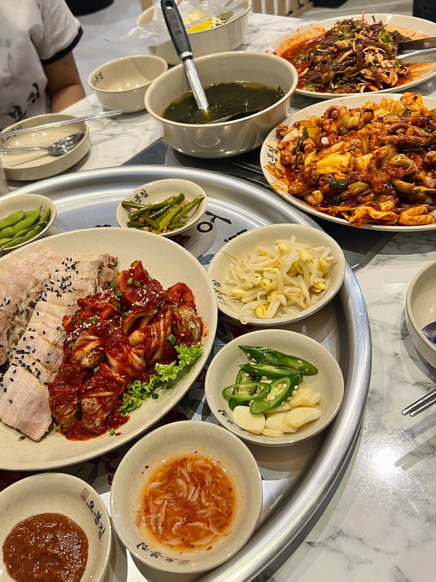 beerloverx's tweet photo. 話題のお餅目的で行ったのに、ご飯とキンキンの韓国ドラフトビールが美味しくて辿り着けなかった。
デザートお餅が28ドルは高いと思っちゃったせいでもある😂(圧倒的辛党)
タコの炒め物、炭火の香りが強くて美味しかったし、残った出汁での締め焼飯も美味しかった！
Cassのドラフトビールは12ドル👍 https://t.co/FuFXPsAlms