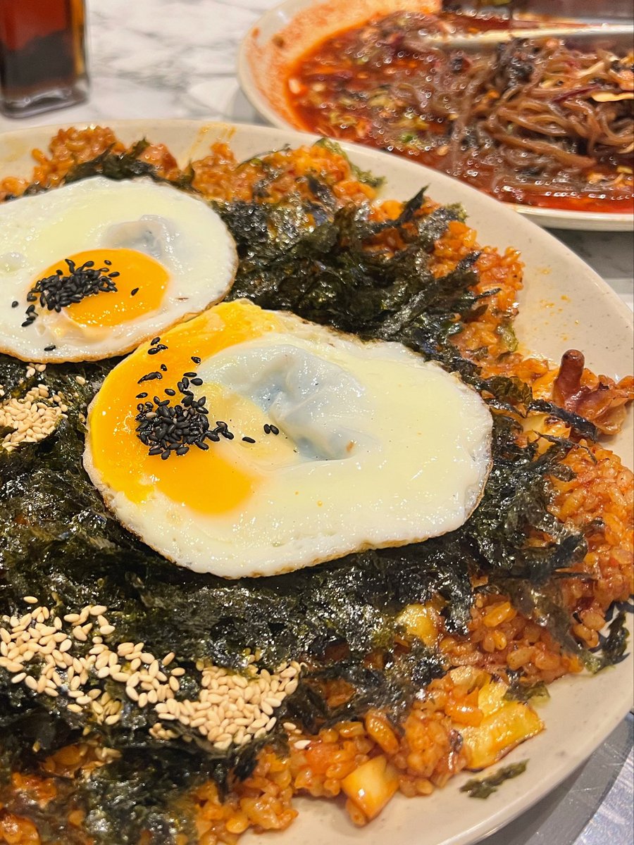 beerloverx's tweet photo. 話題のお餅目的で行ったのに、ご飯とキンキンの韓国ドラフトビールが美味しくて辿り着けなかった。
デザートお餅が28ドルは高いと思っちゃったせいでもある😂(圧倒的辛党)
タコの炒め物、炭火の香りが強くて美味しかったし、残った出汁での締め焼飯も美味しかった！
Cassのドラフトビールは12ドル👍 https://t.co/FuFXPsAlms