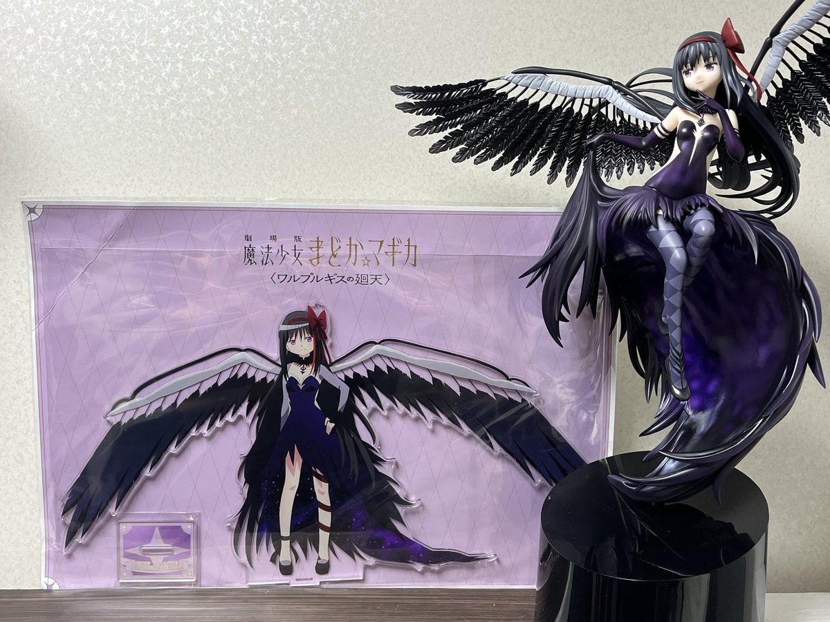 Matka0807's tweet photo. 悪魔ほむらのアクリルスタンドは、昨日の3件目ラスト1個でギリギリ購入できました

事前にサイズは知っていたものの、やっぱり存在感がものすごい！

台紙込みのサイズが
横 370mm
縦 259mm
羽根も一体成形なので、折れないよう持ち帰る時は要注意

フィギュアと一緒に置くとスペース確保が難しい😅 https://t.co/x0QIP5Iu78