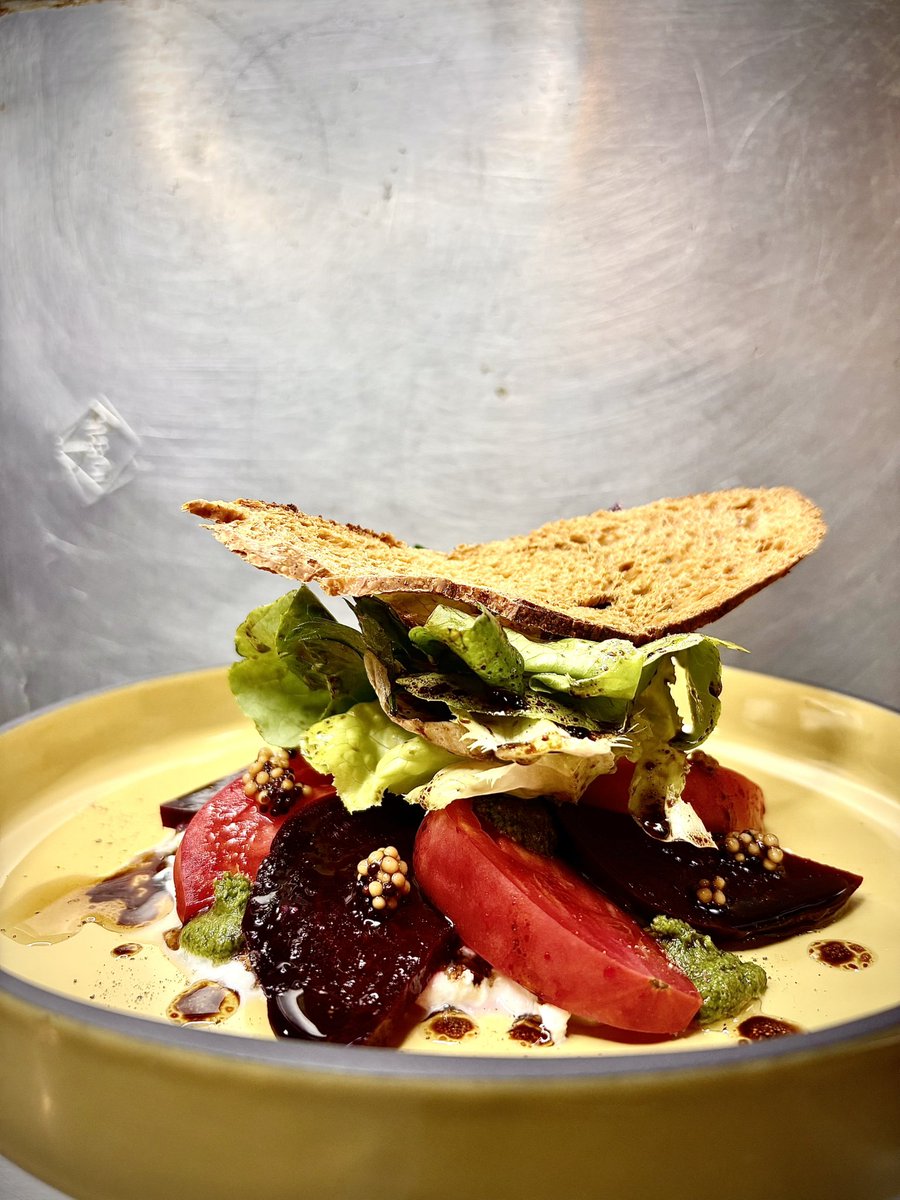 RestTemporal's tweet photo. Ensalada de #otoño
Burrata, jitomates, betabel ahumado, mostaza casera, mezcla de lechugas, perro de berros y vinagreta de balsámico. https://t.co/mqNVVOjvmv