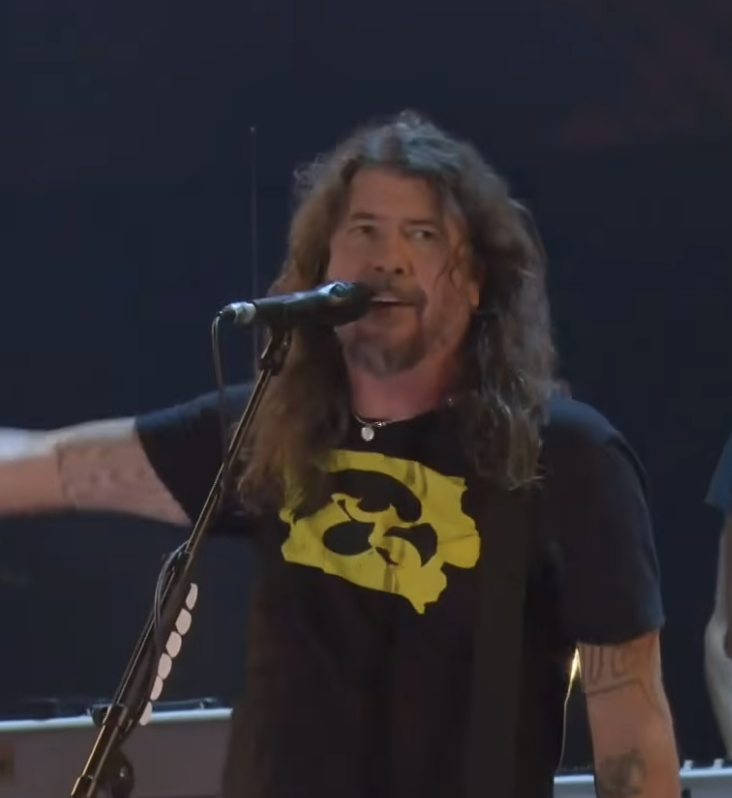 consequence's tweet photo. Dave Grohl is wearing an Iowa Hawkeyes shirt  for @FooFighters' set at Power to the People Fest.

cc: @Eric_Schmitt https://t.co/iEMFM8UEdS