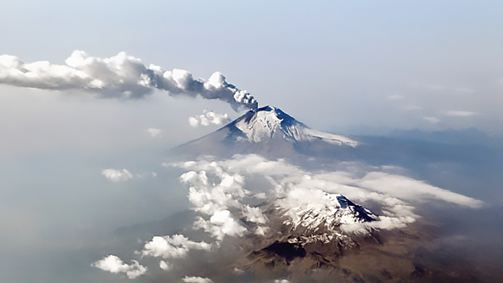 UNAM_MX's tweet photo. La conservación del Parque Nacional Iztaccíhuatl-Popocatépetl se ha fortalecido por la integración de distintos actores. #ExpertaUNAM indica que el trabajo conjunto ha permitido atender problemáticas que difícilmente pueden resolverse desde un solo sector 🏔️. Lee más en @Gaceta_UNAM > https://t.co/kYd1OigO1U